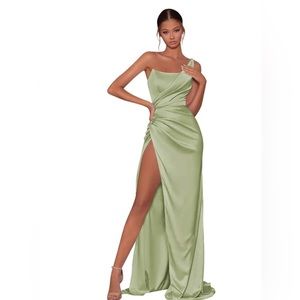 Beautiful formal evening gown/prom one shoulder trap, long with side slit.